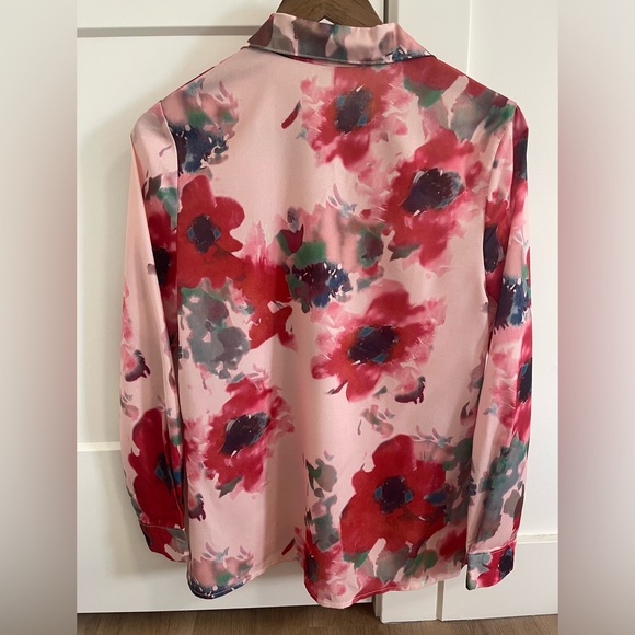 BRAND NEW FLORAL PRINTED BLOUSE - Picture 2 of 2